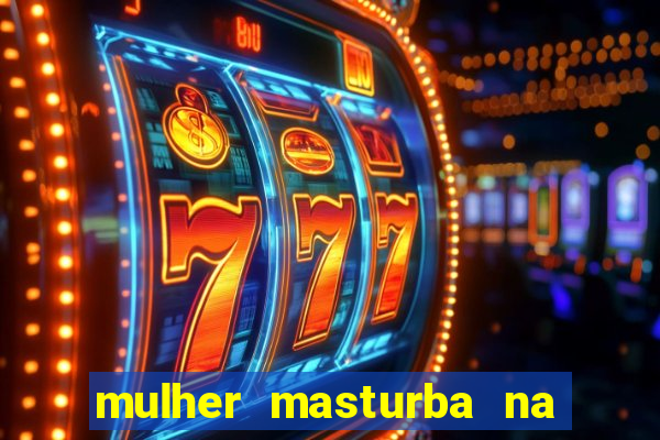 mulher masturba na quina da cama