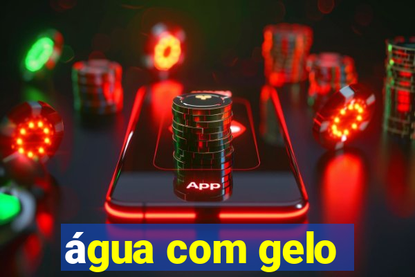 água com gelo